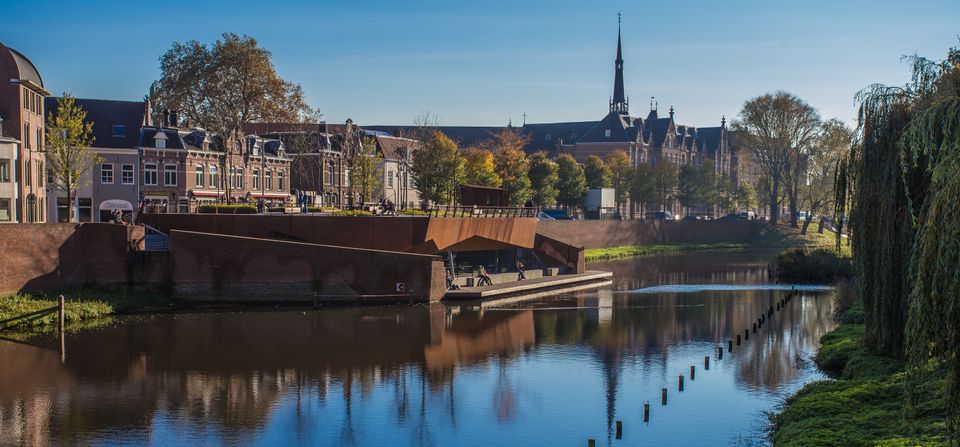De rivier de Dieze met de binnenstad van Den Bosch op de achtergrond
