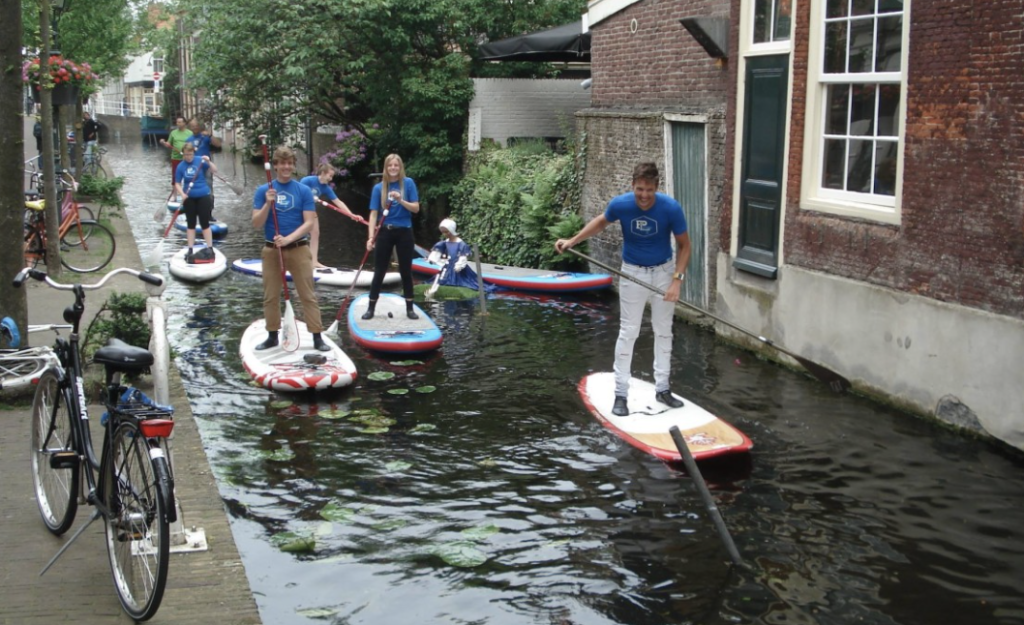 groepje jongeren op een supboard in Delft